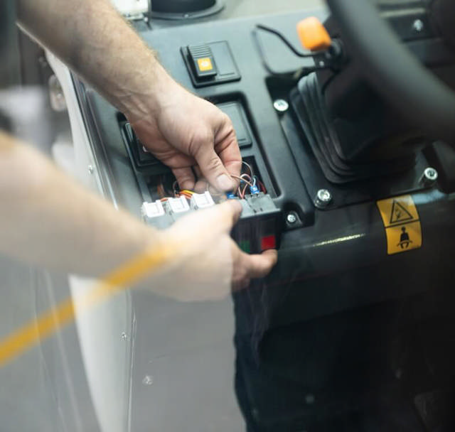 Centralsmøringsmontør sørger for at strøm mm. er tilsluttet korrekt inden centralsmøringspumpen startes